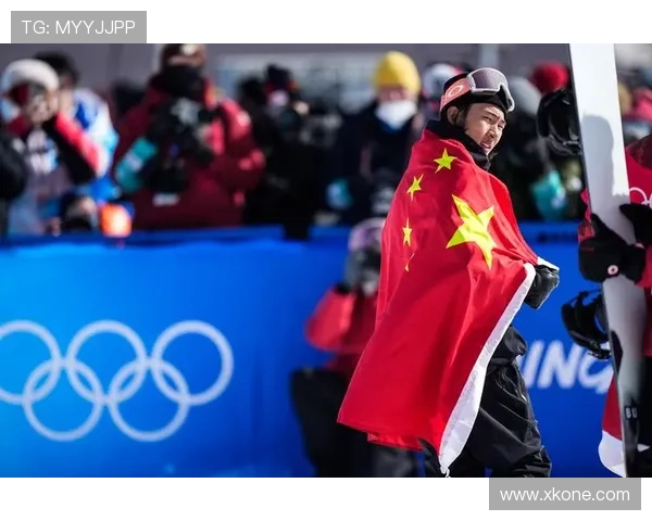 苏翊鸣披国旗泪洒赛场仰天长啸