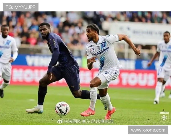 [法甲]欧塞尔队任意球开禁区 迪奥曼德射门得分.